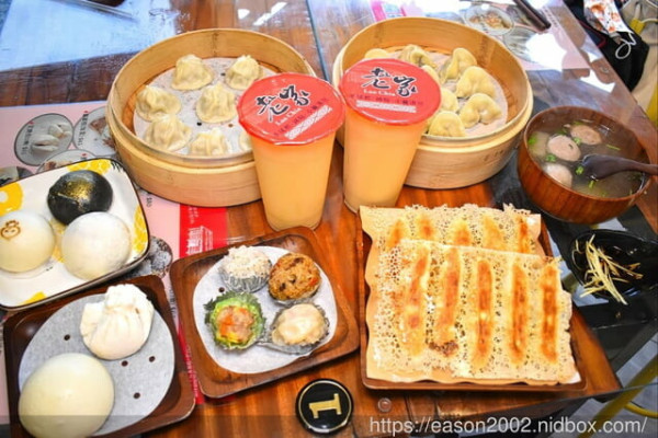 宜蘭礁溪美食。老家LAO CHIA 冰花鍋貼 小籠湯包 手搖飲。脆皮鍋貼/爆汁小籠湯包/水果入茶葡萄柚綠茶/爆漿流沙包