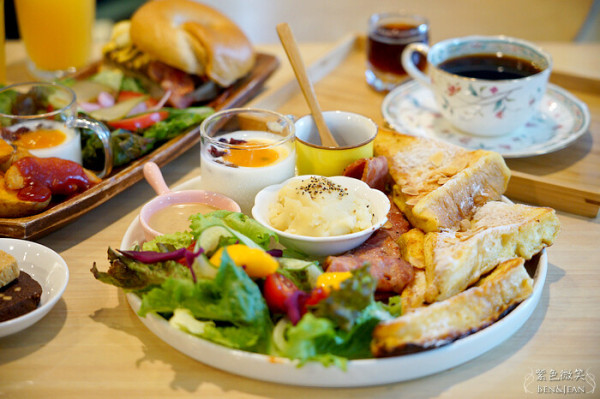 立歐廚房 Leo’s Cafe’》自製貝果及法式土司為主的早午餐，擺盤精緻份量驚人，自家烘焙咖啡豆，手工餅乾甜點