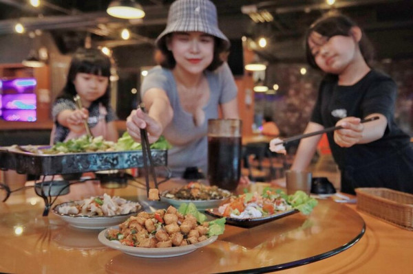 恆春美食/恆春碳味蕾庭園餐廳/音樂餐酒館，來恆春墾丁吃吃喝喝，一定要來吃烤魚鍋！