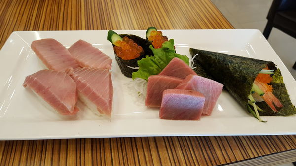 高雄 【順億鮪魚專賣店】 跟著壽司羊一起大口咬下鮪魚腹肉吧~ ~ ~ 鮭魚卵軍艦也不錯吃喔~ ~ ~