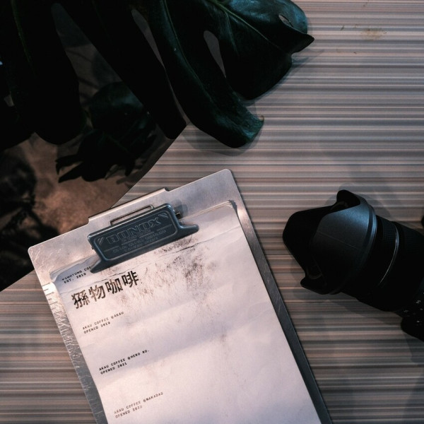 【高雄 鼓山】內惟美術館裡的Akau Coffee 猻物咖啡 一旁就是輕軌美術館站