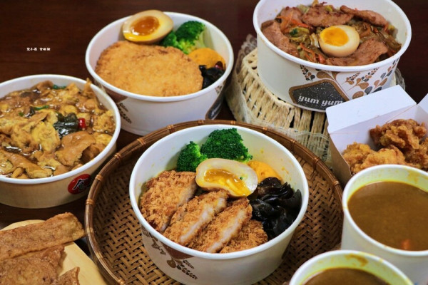 搞頑皮咖哩專賣‧忠孝夜市最夯的咖哩專賣店，份量十足豬排咖哩多汁又嫩口、不可錯過剝皮辣椒烘蛋超下飯，必點現炸的唐揚雞滿到合不上蓋 - 敦 小 蓮の食旅錄