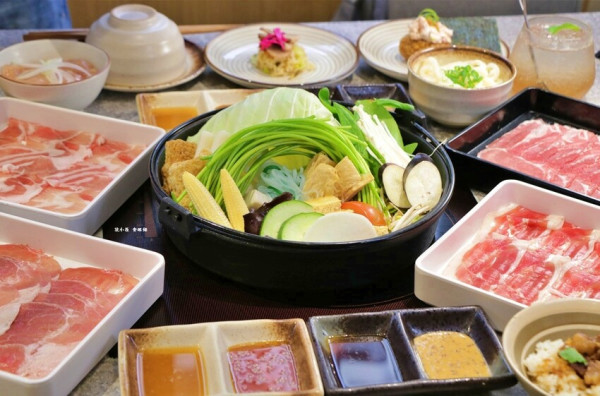 錨屋 MAO WU 壽喜燒‧倍感溫暖的壽喜燒，肉品無限供應，創意十足的前菜松阪豬佐上海菜飯，炙燒大阪燒、麻辣涼粉好呷嘎凍沒著! - 敦 小 蓮の食旅錄