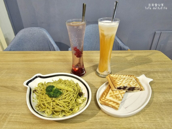 魚時咖啡｜ 低調營業到半夜兩點的咖啡店 也有義大利麵和熱壓吐司 🌱 豆芽愛吃在台中