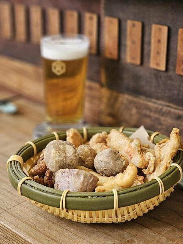 (胖樺食記)新富町文化市場內推薦平價酒吧「萬華世界下午酒場」/完整酒單/艋舺大豐魚丸店/周記肉粥店紅燒肉/台北居酒屋部收服務費