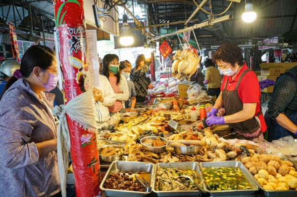高雄美食｜哈囉市場人氣必吃的排隊美食/鹹水雞滷味小菜好下飯/古早味什菜料多味美一定要吃/美惠塩水雞