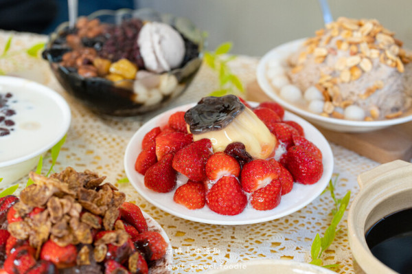 【大碗公冰店大湖店】120元草莓牛奶瀑布！大湖冰店推薦，草莓控必訪的大湖草莓地圖│菜單