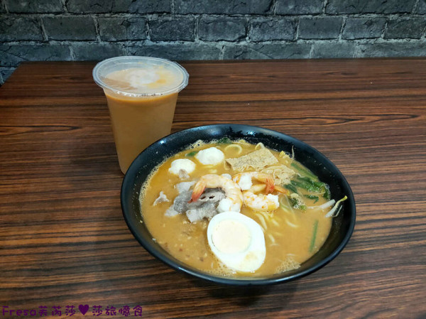 高雄麵館【金螯蝦麵】蝦味爆濃！三民公園附近南洋餐館.三尾肥嫩蝦子超夠味蝦麵│大連商圈│三民美食