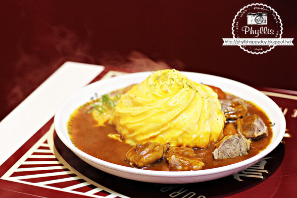 【台中、西屯】Home28咖哩 大隆店 漩渦歐姆蛋 龍捲風歐姆蛋 味覺與視覺雙重享受的美味咖哩飯 評價破千的咖哩飯 設計感十足的創意質感小店 台中咖哩飯 身為咖哩控不能錯過它 @ 相片中的菲莉絲