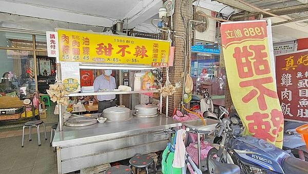 完全大勝名店的超強實力！網路高達４．3顆星的路邊攤美食，味道一流，特殊的醬汁，一吃就會讓你上癮，一來