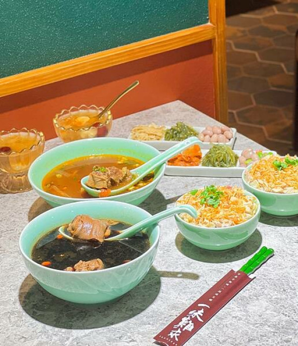 台北市大安區「台北東區」一味難求，台北東區美食推薦 每日限量25碗如膠似漆珍補湯 台北最好吃雞肉飯 黃金蔥酥 雞腿肉丁