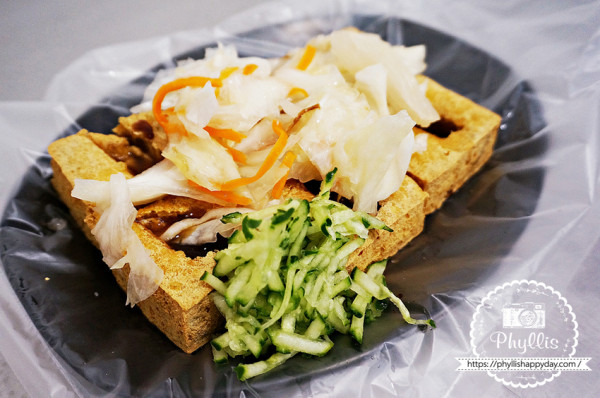 夯臭豆腐(中原店) 酥脆臭豆腐 泡菜酸甜好滋味 內用小黃瓜絲免費續加 中原美食推薦 - 相片中的菲莉絲