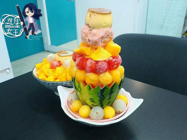 這個好誇張，滿滿水果都快要掉下來，這樣是要叫人家怎麼吃冰啦~