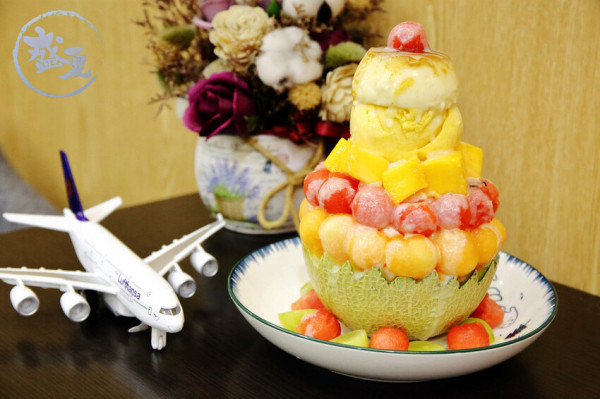 桃園冰店推薦！盛夏冰菓室滿到不行的浮誇水果造型101塔，吸睛外觀與美味口感絕佳搭配，饕客激推！