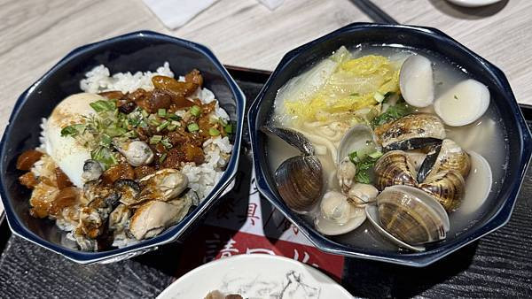 桃園藝文特區平價小吃店【小料理海米粉莊敬店】Google評論高達4.8顆星/招牌必點溫泉鮮蚵滷肉飯小卷米粉湯/桃園CP值高海鮮餐廳