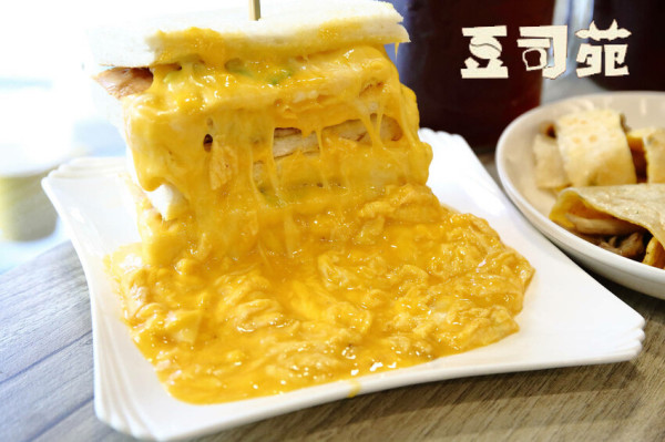 永和超狂起司瀑布早午餐在這裡！滿滿起司奔流而下……起司控必收藏口袋的邪惡美食！