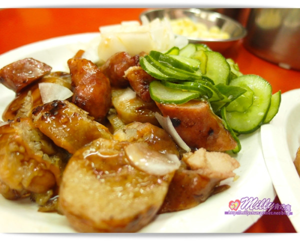 ◆高雄。鳳山區。食尚玩家推薦◆橋邊香腸攤(原國父紀念館橋邊)-大腸香腸之四大配菜免費吃到飽