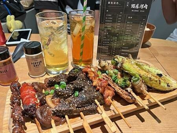 花蓮宵夜美食推薦【路邊烤肉wildbbq 奇萊】花蓮串燒推薦花蓮平價串燒花蓮居酒屋推薦 豆皮也太無敵好吃了吧!♥食尚期貨小咪推薦花蓮市區好吃宵夜