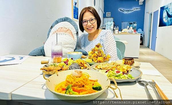 【江子翠早午餐，寵物友善】充滿多巴胺的早午餐-《藍海子 lazybrunch》│思緒在藍海裡徜徉，鯨鯊為伴、美食盡享，這樣的快樂豈只一整天？
