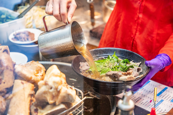 法越家族秘製牛肉河粉｜超大碗公料滿滿越南牛肉河粉！一斤牛骨只能熬出七碗的極品越南河粉