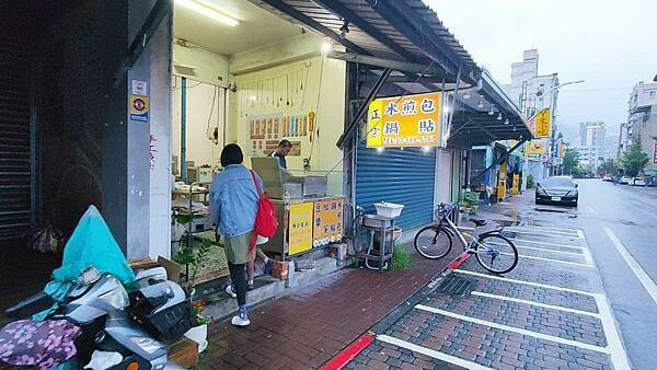 礁溪正宗水煎包｜皮薄到會透光的鍋貼，一口咬下還會爆湯汁