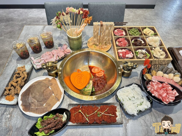 四川美嬌娘開的正宗四川麻辣老火鍋。麻辣串串辣吃的很過癮！大推鴨腸＂麵＂、超大片黑毛肚、千層肚、四川冰粉--跟著踢小米吃喝玩樂趣