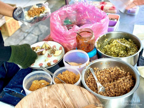 進化路上的無名飯糰，1顆35元，原自強一街旁飯糰