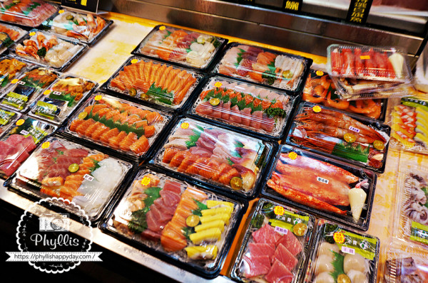 『南寮漁港 (B26) 吃吃看生魚片』一營業就排隊的生魚片｜價格透明｜海鮮選擇多｜CP值高到逆天！ - 相片中的菲莉絲