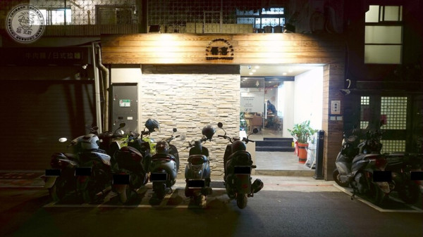 台北市信義區【 信義區鍋物 】是鍋物店也是居酒屋？！除了全台首創的全雞火鍋可以一次吃到各部位雞肉的滋味，還有燒烤、