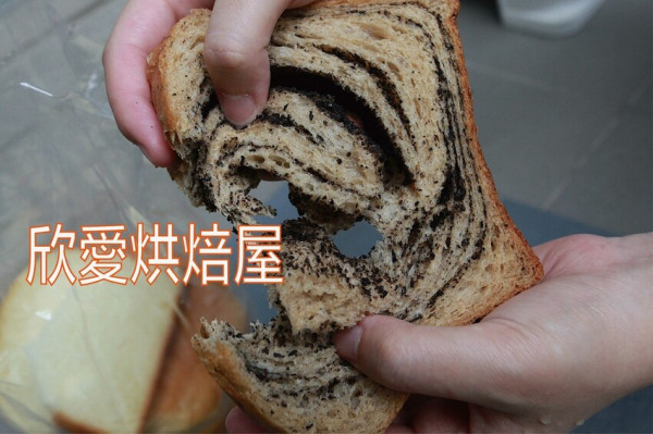台南市東區吃。台南｜東區。「 欣愛烘焙屋」隱身在巷弄裡吐司專賣店，採用老麵糰跟湯種方式製作各種口味吐司「 欣愛烘
