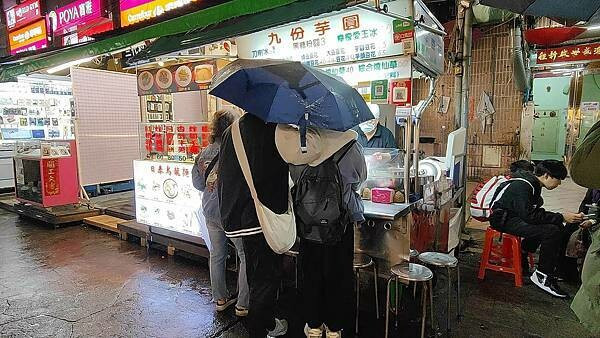 台北市大安區通化夜市九份芋圓｜通化街夜市必吃美食，就算下雨天也要排隊的芋圓店