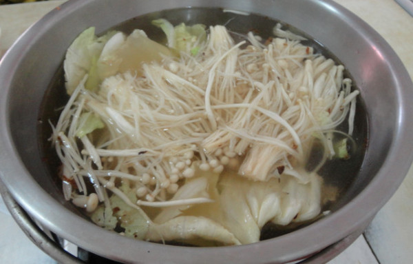 (美食~高雄)廣東汕頭"味味香"牛、羊、豬肉爐~柴魚湯頭甘甜好滋味