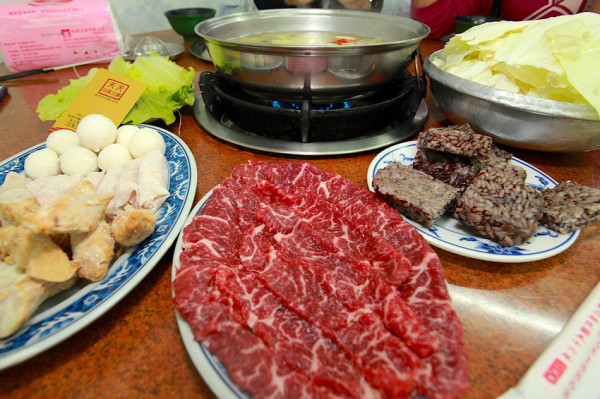 吃。高雄|鹽埕區。超過70年的老店，用餐時間人潮滿滿，餐點美味售價偏貴「汕頭天天沙茶火鍋」。