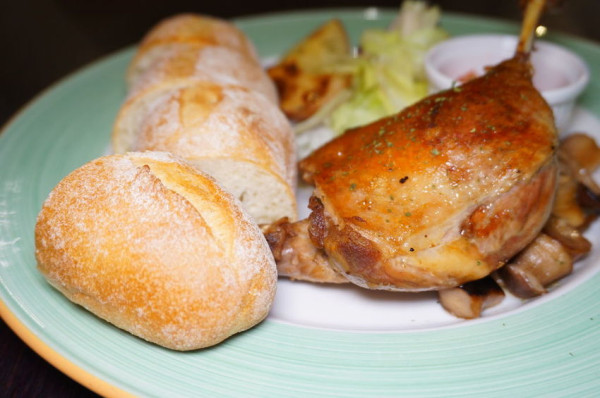 [高雄美食] Pasadena 駁二 C3倉庫餐廳- 帕莎蒂娜義法料理輕鬆呈現/ 氣氛古屋用餐/ 高雄義式餐廳推薦/ 高雄約會餐廳/ 高雄聚餐餐廳 駁二餐廳推薦