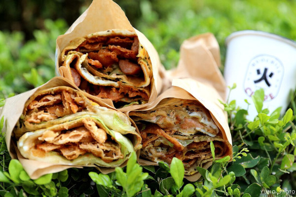 台中市西屯區巨無霸「天津煎餅果子」脆酥香超唰嘴 激推銷魂熔岩起司牛燒肉、川味手撕雞