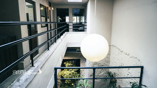 台中市中區台中｜中區｜Phase Coffee Roasters 老宅咖啡高掛月亮。