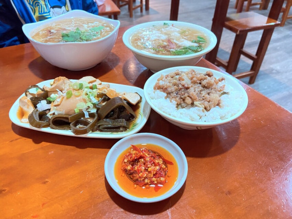 新北市新莊區新莊美食推薦 懷舊古早味 傳承50年美食 老圓環各式焿品魯肉飯 新莊運動中心旁必吃平價台灣美食