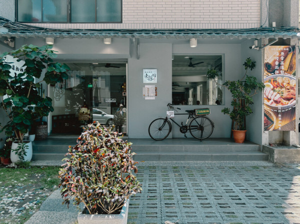 高雄市苓雅區高雄美食 – 柒拾伍號老麵館 x 鄰近文化中心魚骨高湯專賣