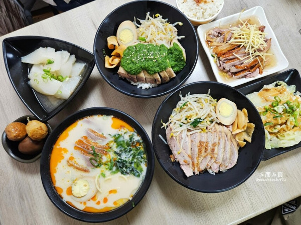 台南南區《饌滿小廚》料理創新風味獨特｜首推湯頭濃郁的神仙鴨肉拉麵、必點燻香嫩甜的麥香煙燻鴨｜菜單