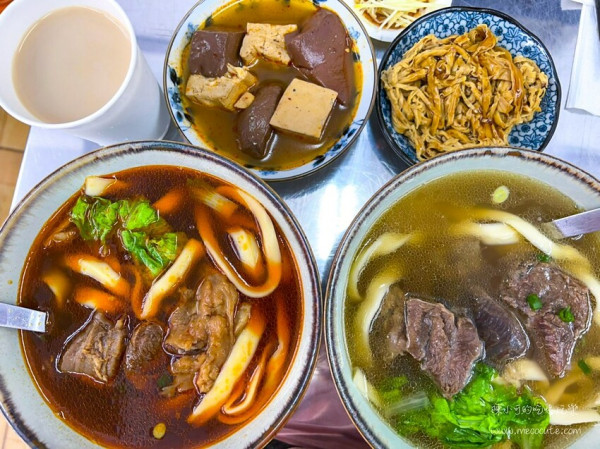 新北市三重區生意超好，內用牛肉麵免費紅茶豆漿無限暢飲，自助區超多沾醬使用！