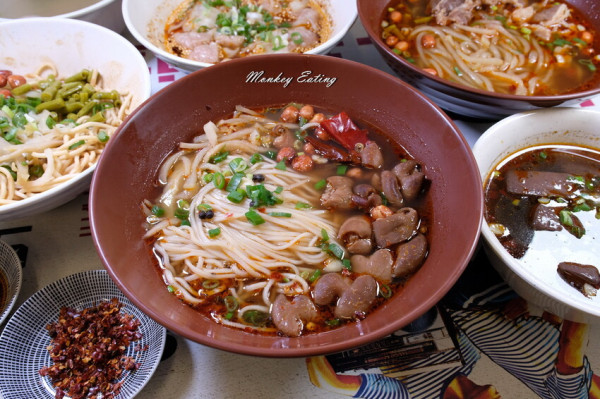 【台中北屯】粉粉麵麵｜台中好吃道地重慶酸辣粉、手工餛飩水餃麵食。近親親戲院 - 貪吃猴的幻想