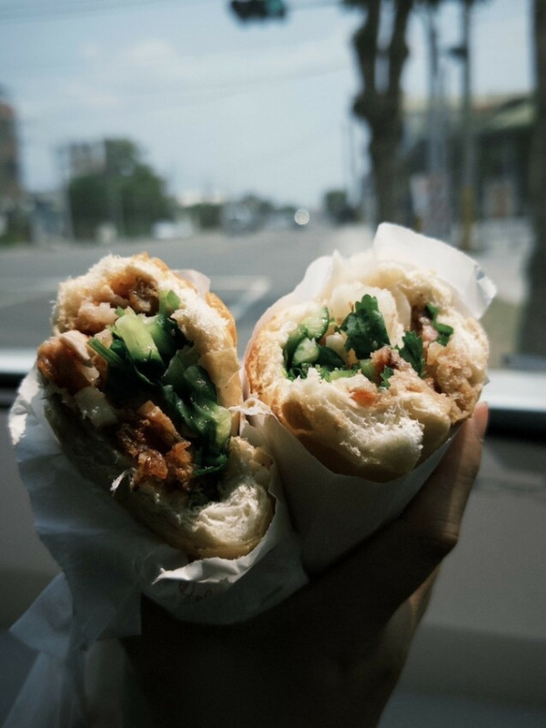 【台南 佳里區】云瑄越南脆皮烤豬酥到掉屑、辣到上癮！佳里這間越式法國麵包我立刻回頭再買一份