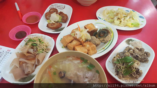 《小吃》台北延三夜市。阿春粥店