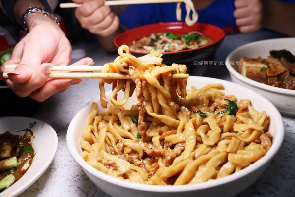 信義區美食『小凱悅南村小吃店』四四南村人氣眷村味，推薦滷味跟炒麵，菜單價位(捷運台北101世貿站)