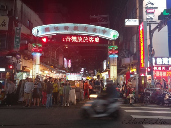 來逛逛臨江街夜市吧！吃吃上海生煎包～