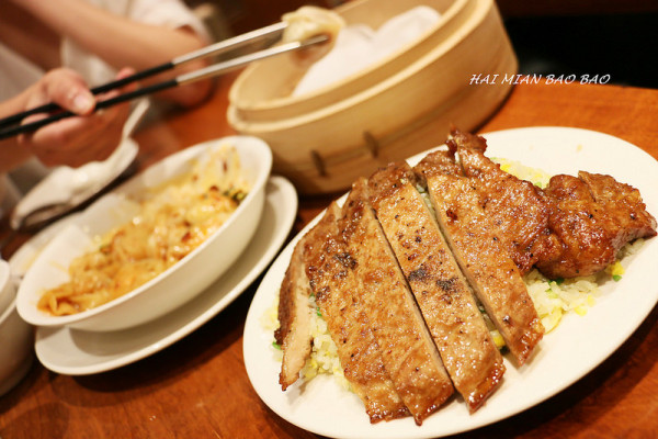 『鼎泰豐Din Tai Fung Restaurant 』台灣必吃美食，小籠包+排骨蛋炒飯+紅油抄手，完整菜單價位(捷運忠孝復興站)