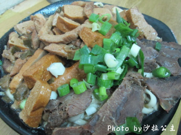 牛肉拌麵-好吃到流淚?！【陽明山文化大學旁】