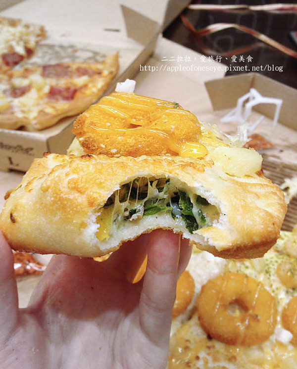 [新口味] 必勝客-芝心披薩落伍了! 最新黃金熔岩餅皮顛覆你的習慣讓你以後披薩改從後面吃起