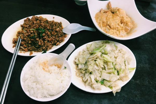 〔台北食記〕士林夜市CP值超級高的泰便宜南洋小吃，連咖哩螃蟹都好吃又平價！
