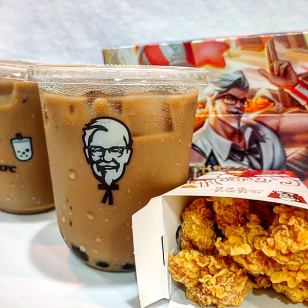 被炸雞耽誤的蛋撻專賣店😂這次居然推出了珍奶🤔基於很久沒有吃肯德基，所以就買來喝喝看。